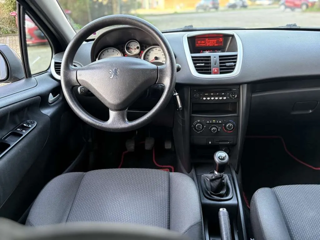 Peugeot 207 2011 photo 2