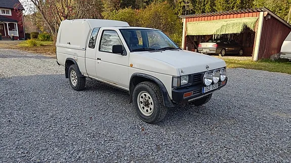 Nissan Navara 1997 photo 2