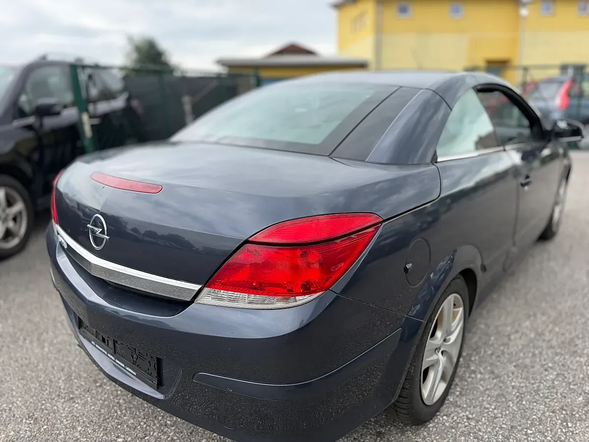 Opel Astra 2010 photo 3