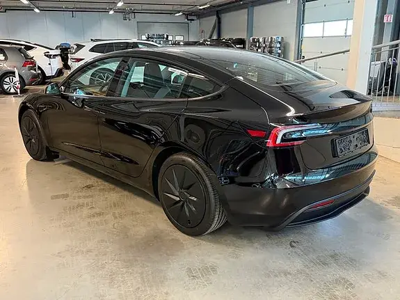 Tesla Model 3 2026 photo 4