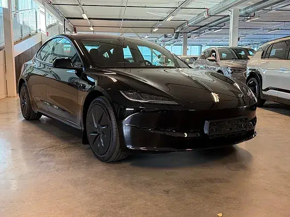 Tesla Model 3 2026 photo 2