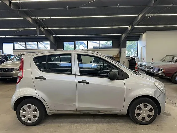 Suzuki Splash 2010 photo 4