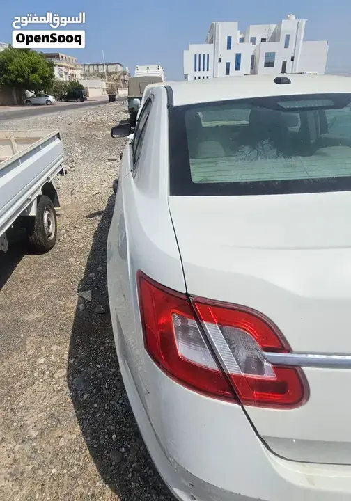Ford Taurus 2011 photo 2