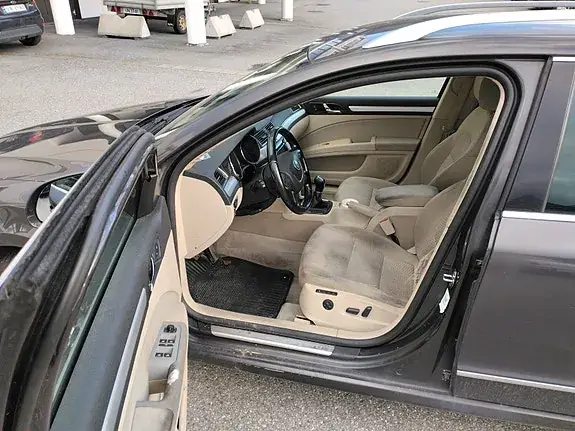 Skoda Superb 2011 photo 4