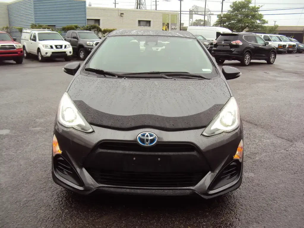 Toyota Prius C 2017 photo 2