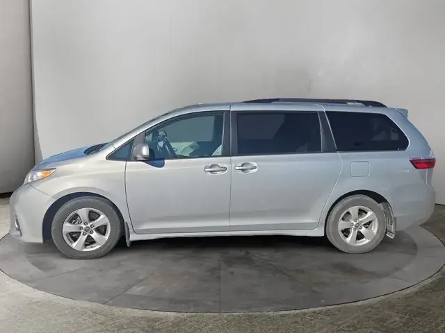 Toyota Sienna 2019 photo 2