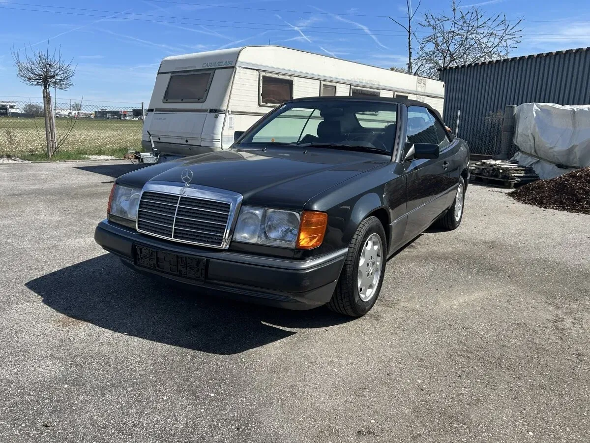 Mercedes-Benz E-Class 1992 photo 3
