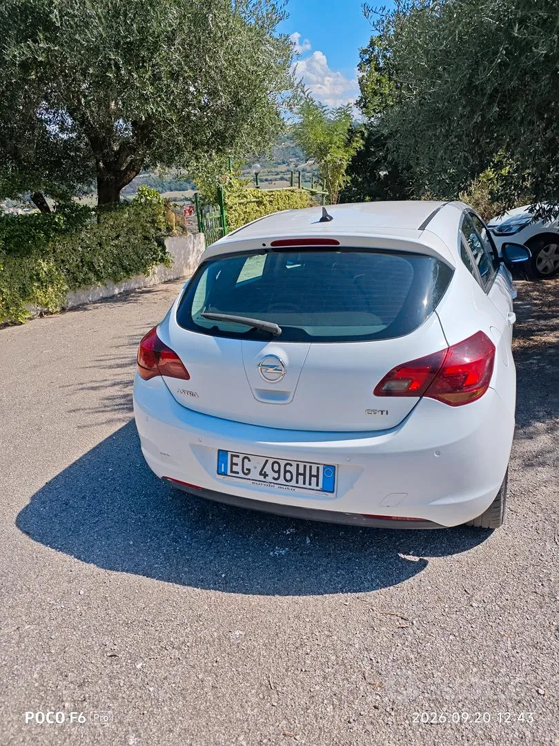 Opel Astra 2010 photo 3