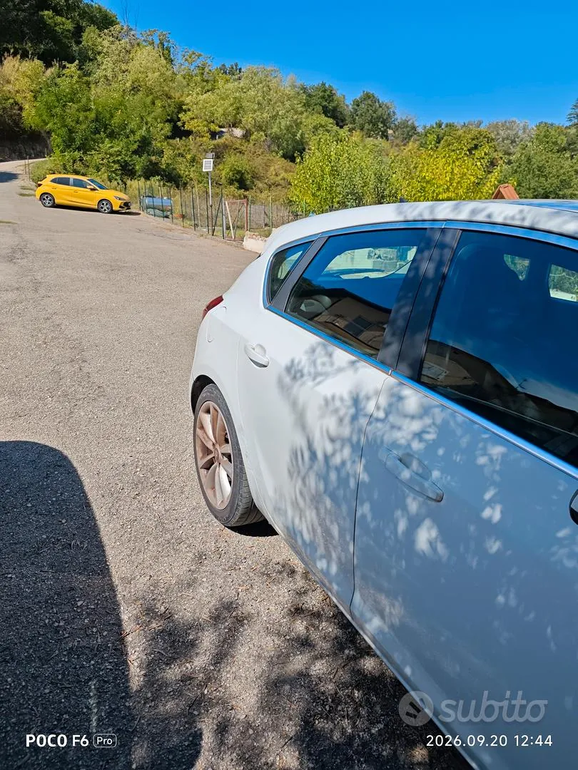 Opel Astra 2010 photo 5