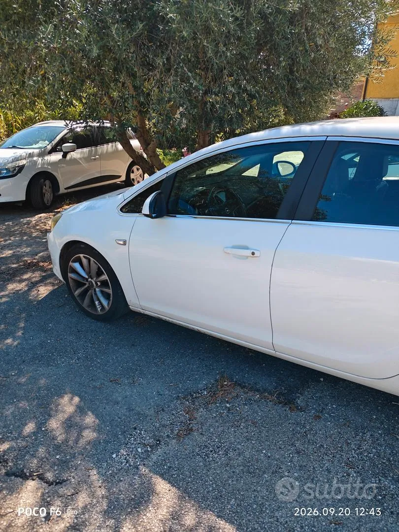 Opel Astra 2010 photo 4
