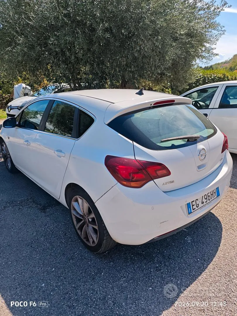 Opel Astra 2010 photo 2