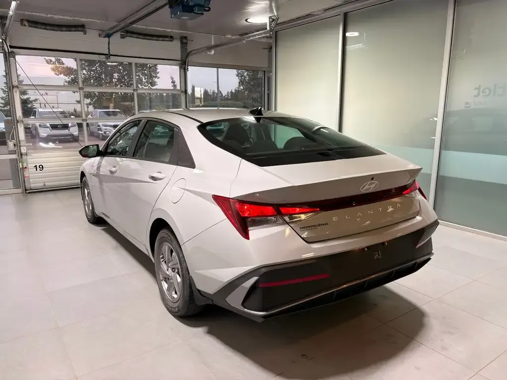 Hyundai Elantra 2025 photo 4