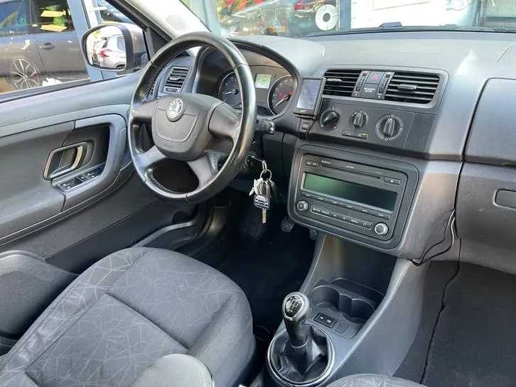 Skoda Fabia 2011 photo 2