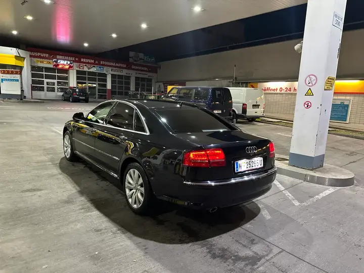 Audi A8 2008 photo 2