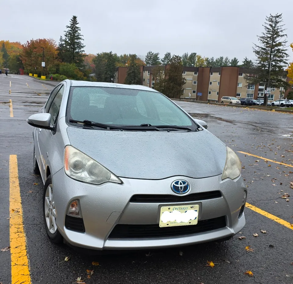 Toyota Prius C 2012 photo 2