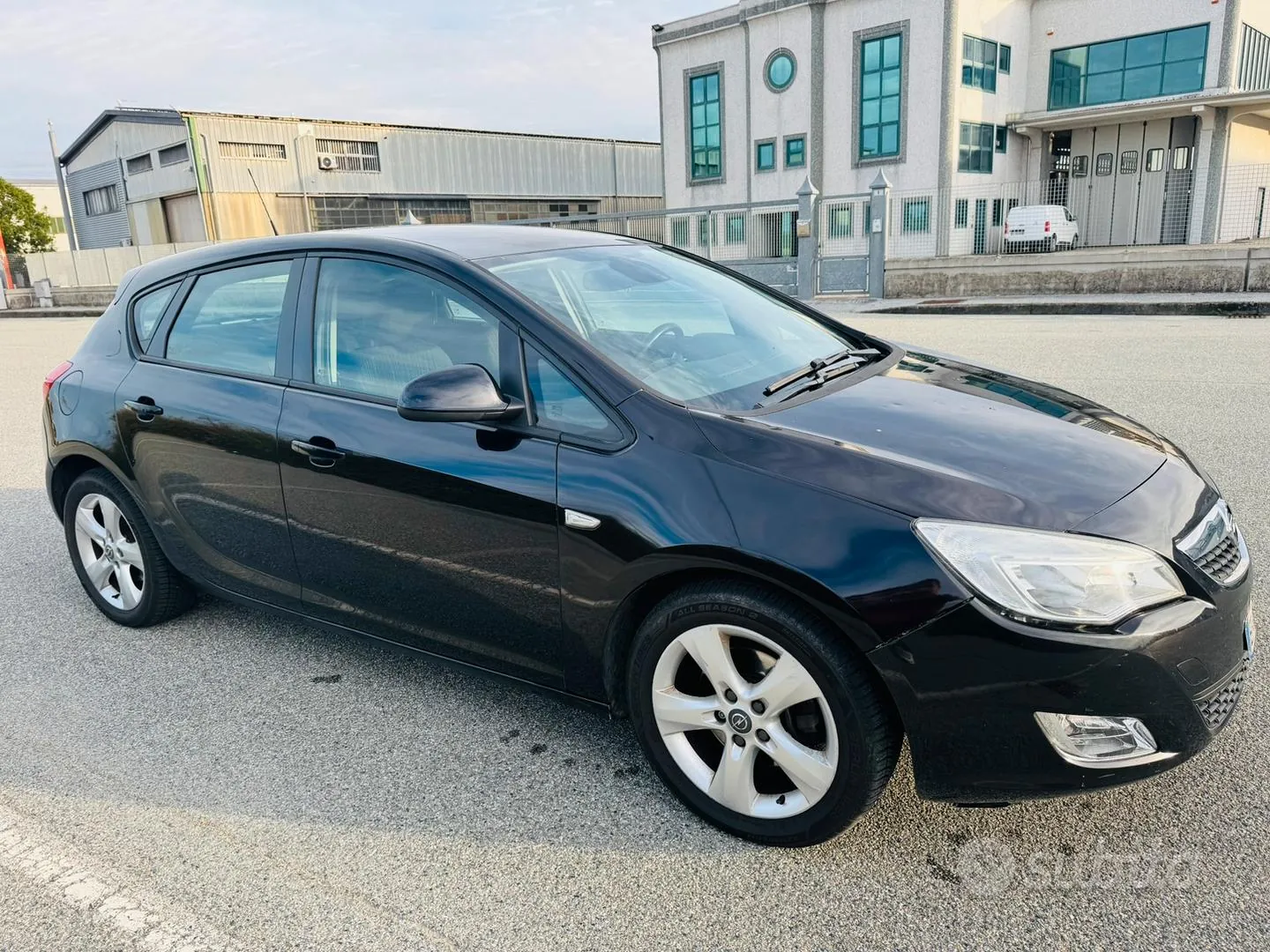 Opel Astra 2011 photo 2