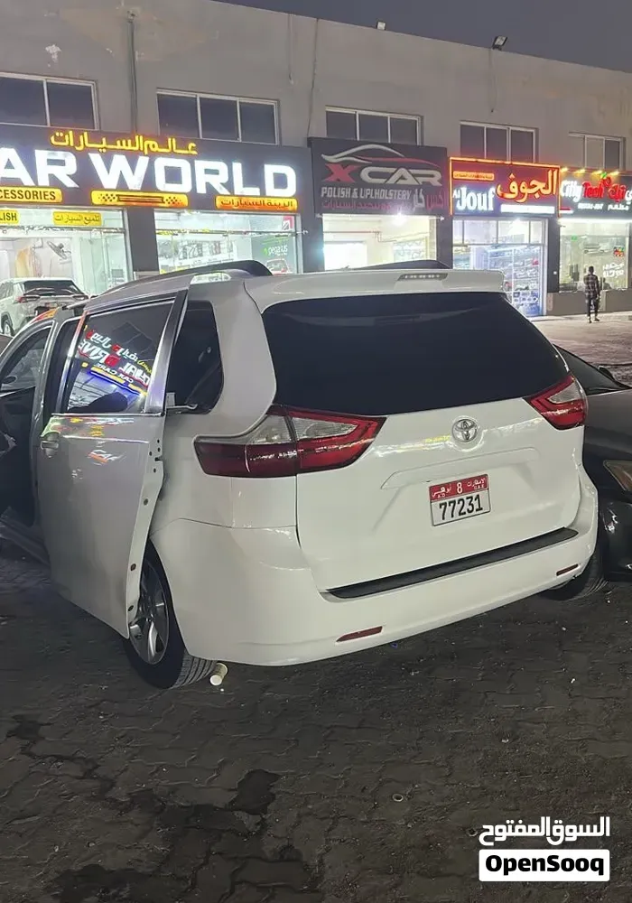Toyota Sienna 2015 photo 2