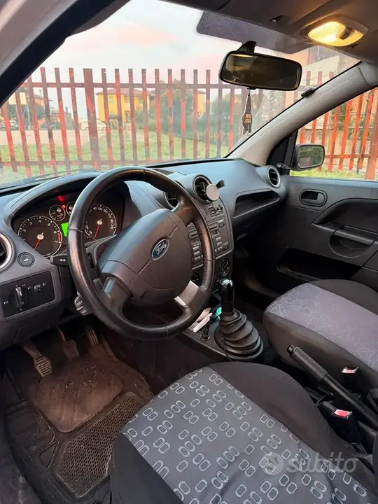 Ford Fiesta 2008 photo 2