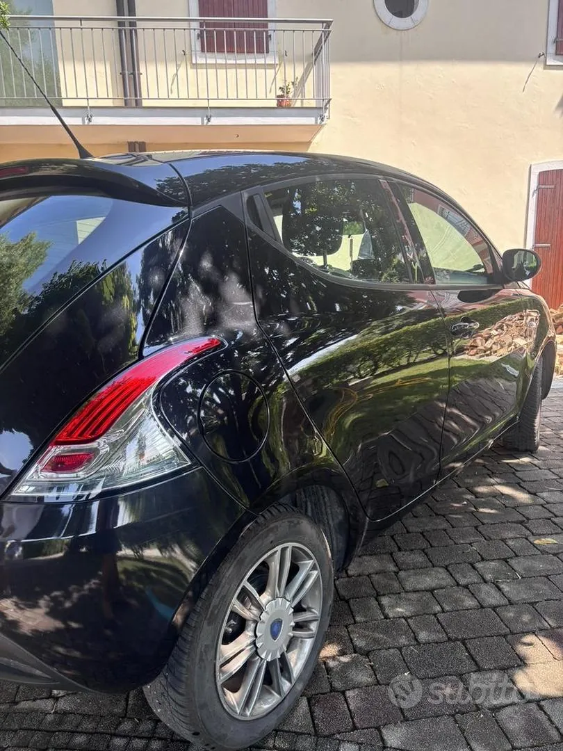 Lancia Ypsilon 2015 photo 2