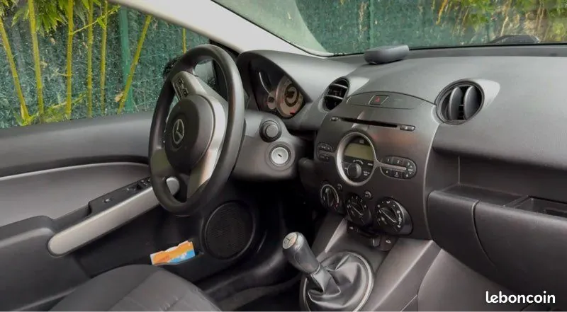 Mazda 2 2010 photo 3