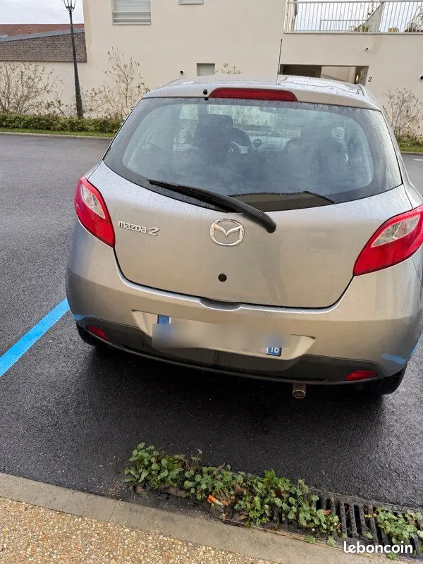 Mazda 2 2010 photo 2