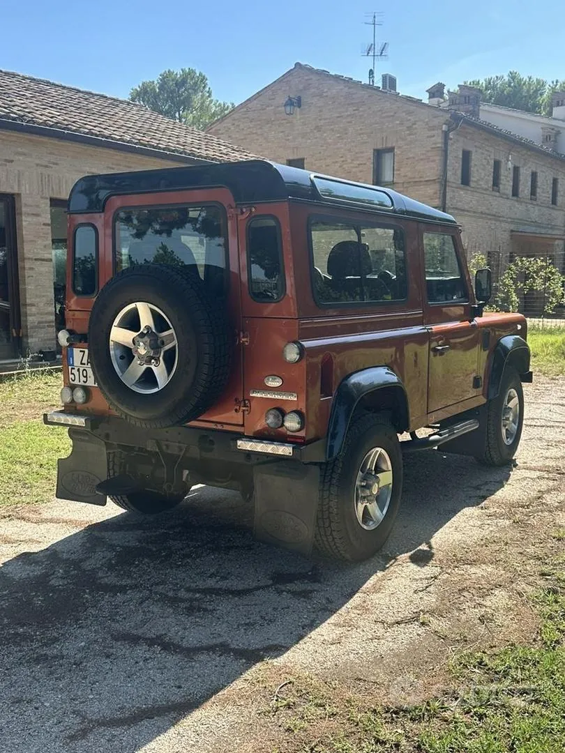 Land Rover Defender 2010 photo 3