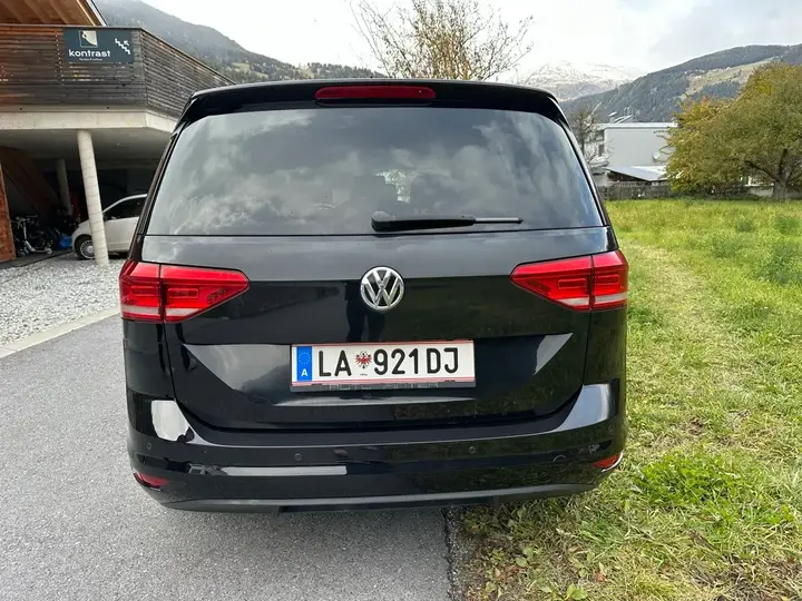 Volkswagen Touran 2017 photo 2
