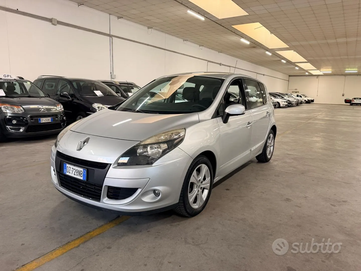 Renault Scenic 2010 photo 2