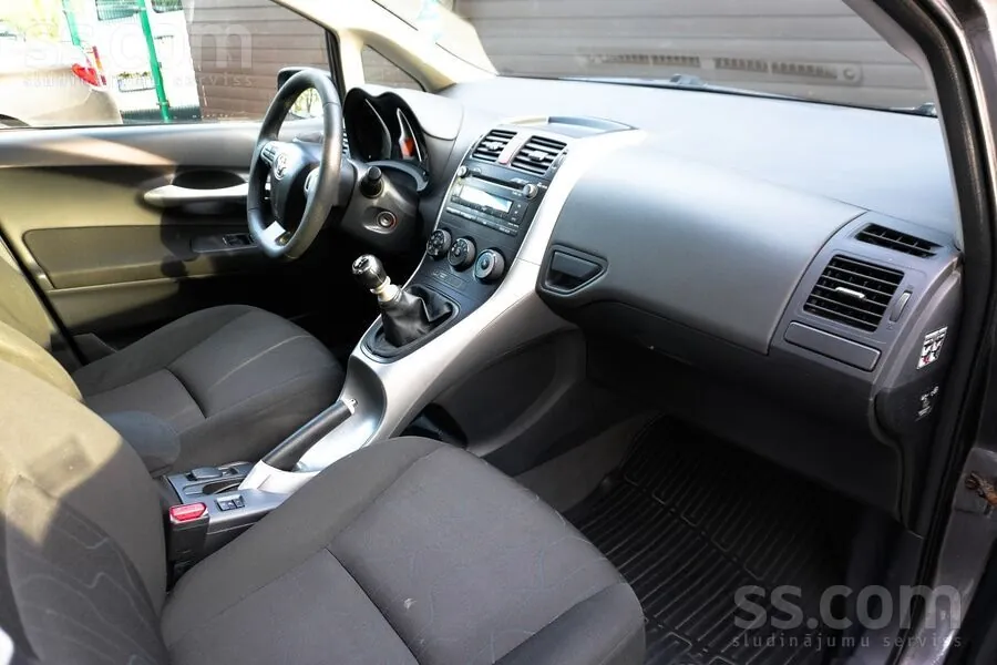 Toyota Auris 2011 photo 5