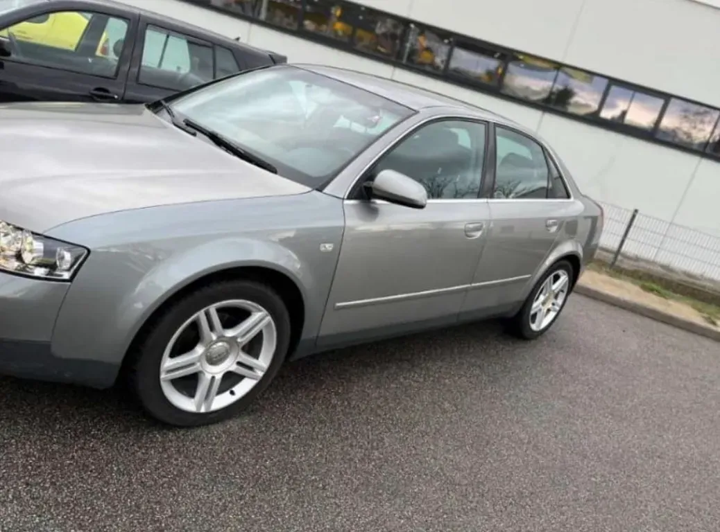 Audi A4 2004 photo 2