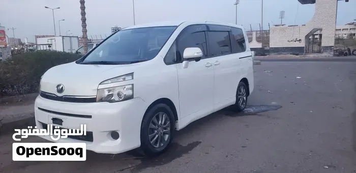 Toyota Voxy 2011 photo 2