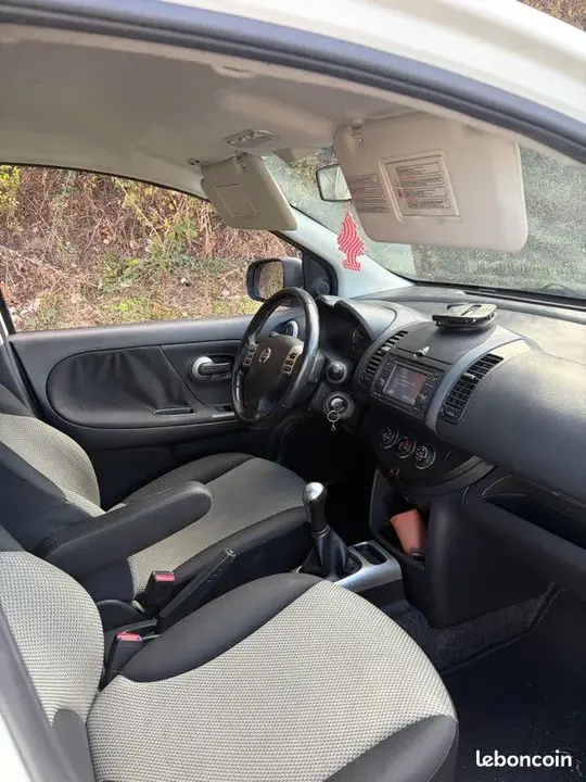 Nissan Note 2011 photo 3