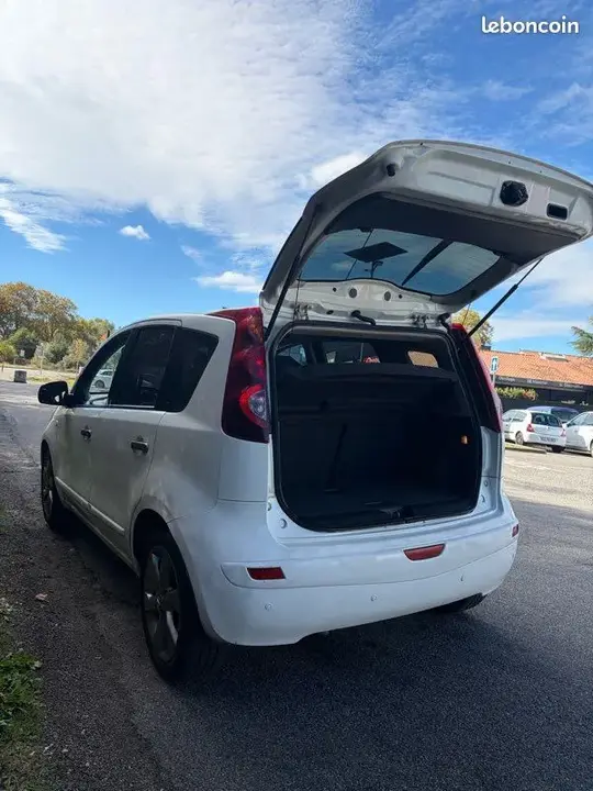 Nissan Note 2011 photo 2
