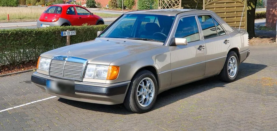 Mercedes-Benz 220E