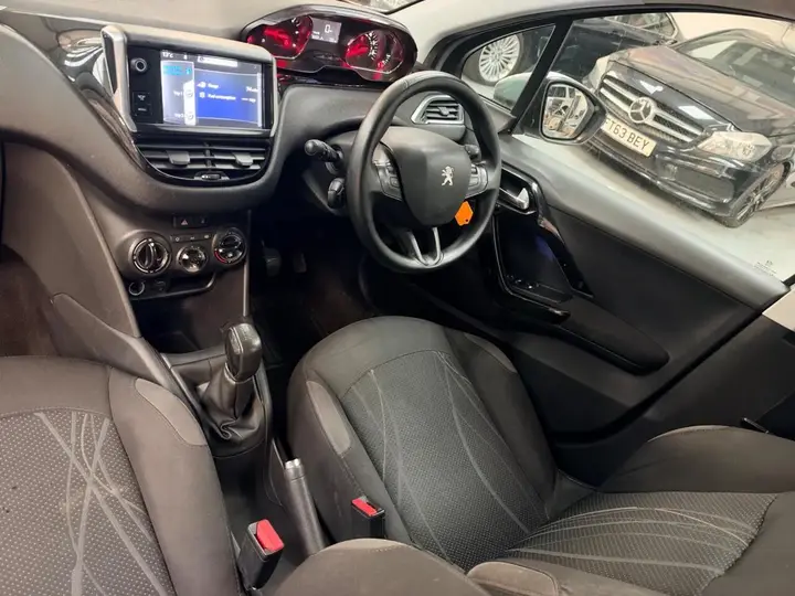 Peugeot 208 2014 photo 3