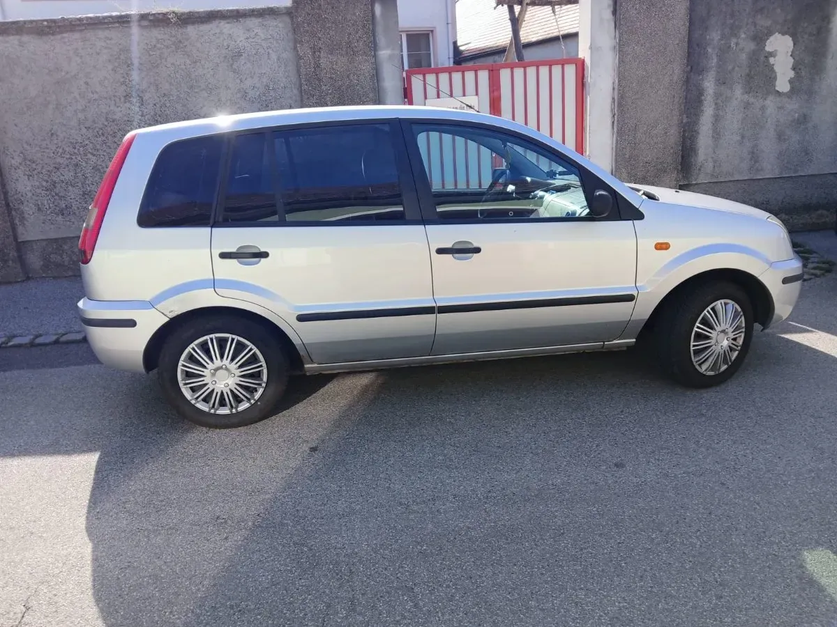 Ford Fusion 2004 photo 2