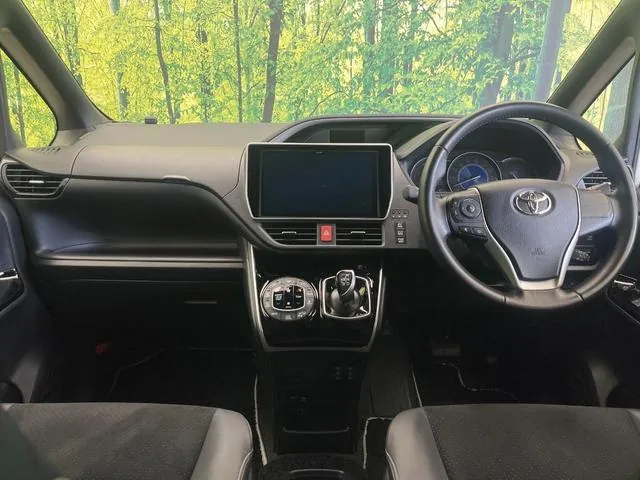 Toyota Voxy 2021 photo 2
