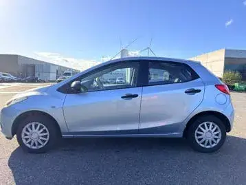 Mazda 2 2010 photo 3
