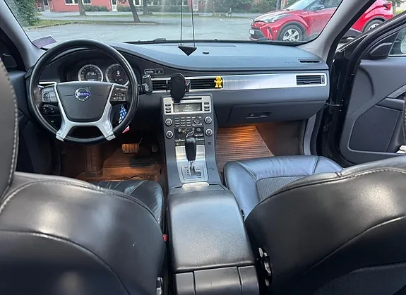 Volvo V70 2010 photo 2