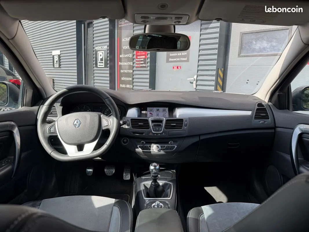 Renault Laguna 2010 photo 2