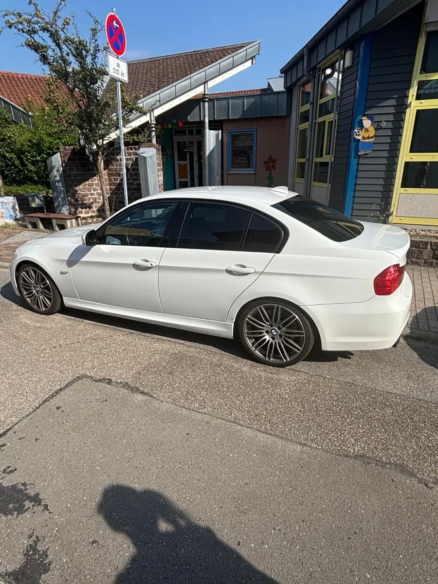 BMW 3 Series 2010 photo 2