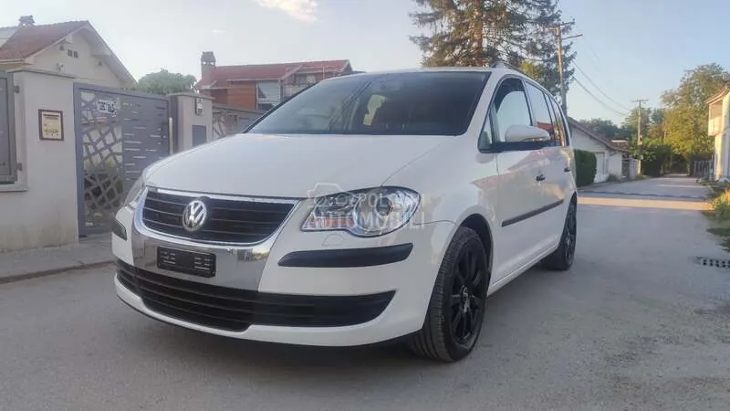 Volkswagen Touran 2010 photo 2