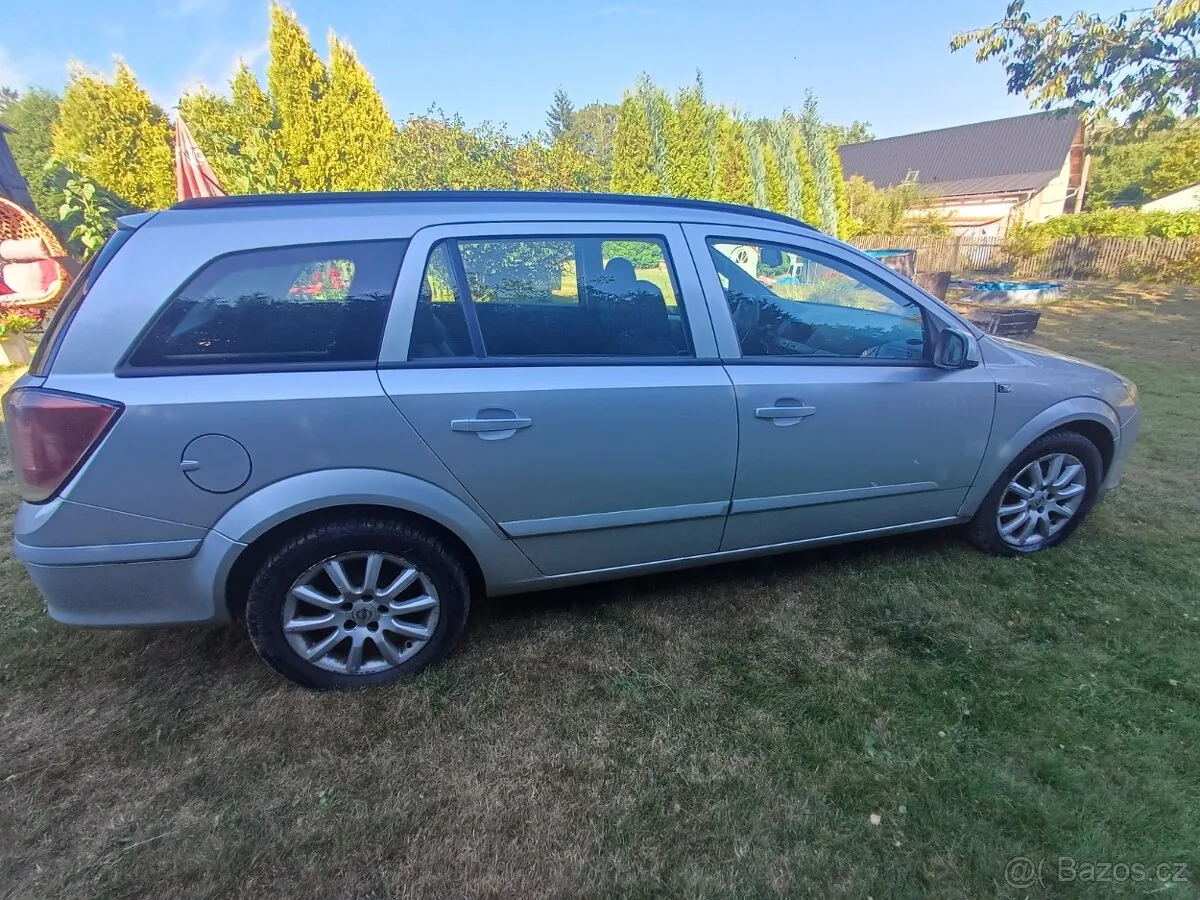 Opel Astra Combi 2006 photo 2