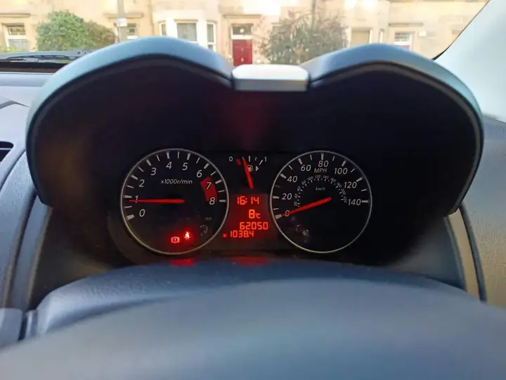 Nissan Note 2010 photo 5
