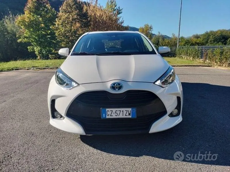 Toyota Yaris 2022 photo 2