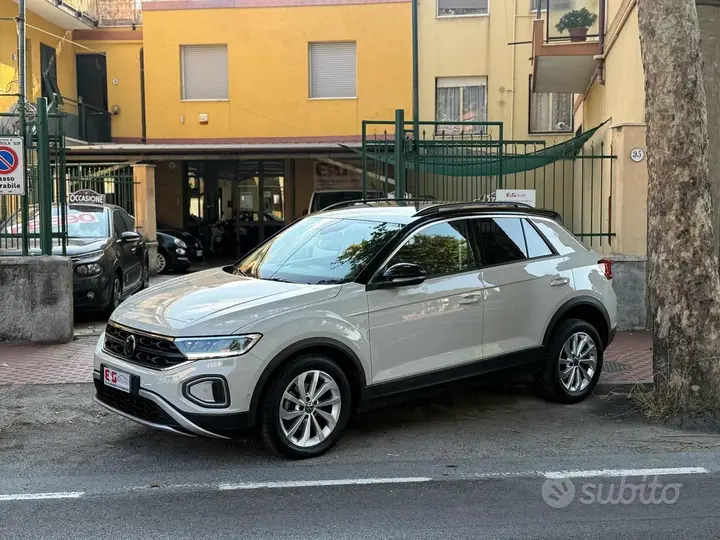 Volkswagen T-Roc 2023 photo 2