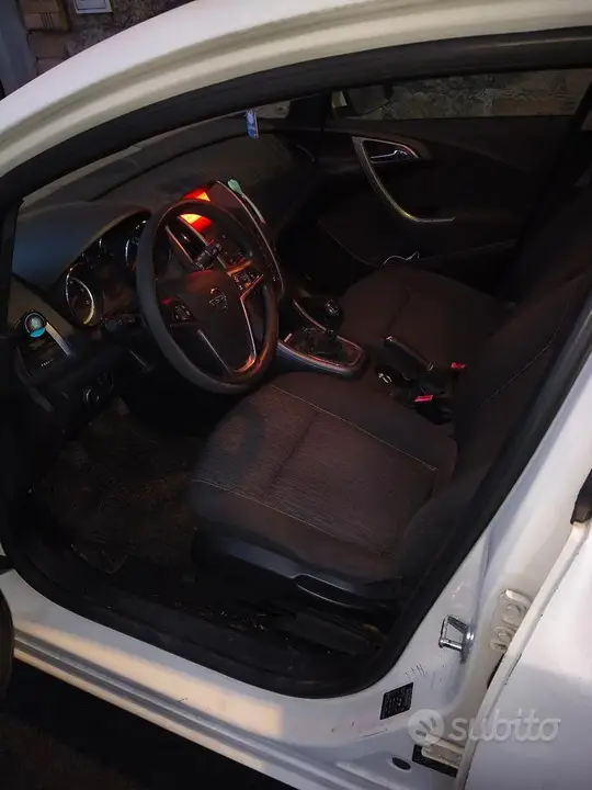 Opel Astra 2013 photo 5