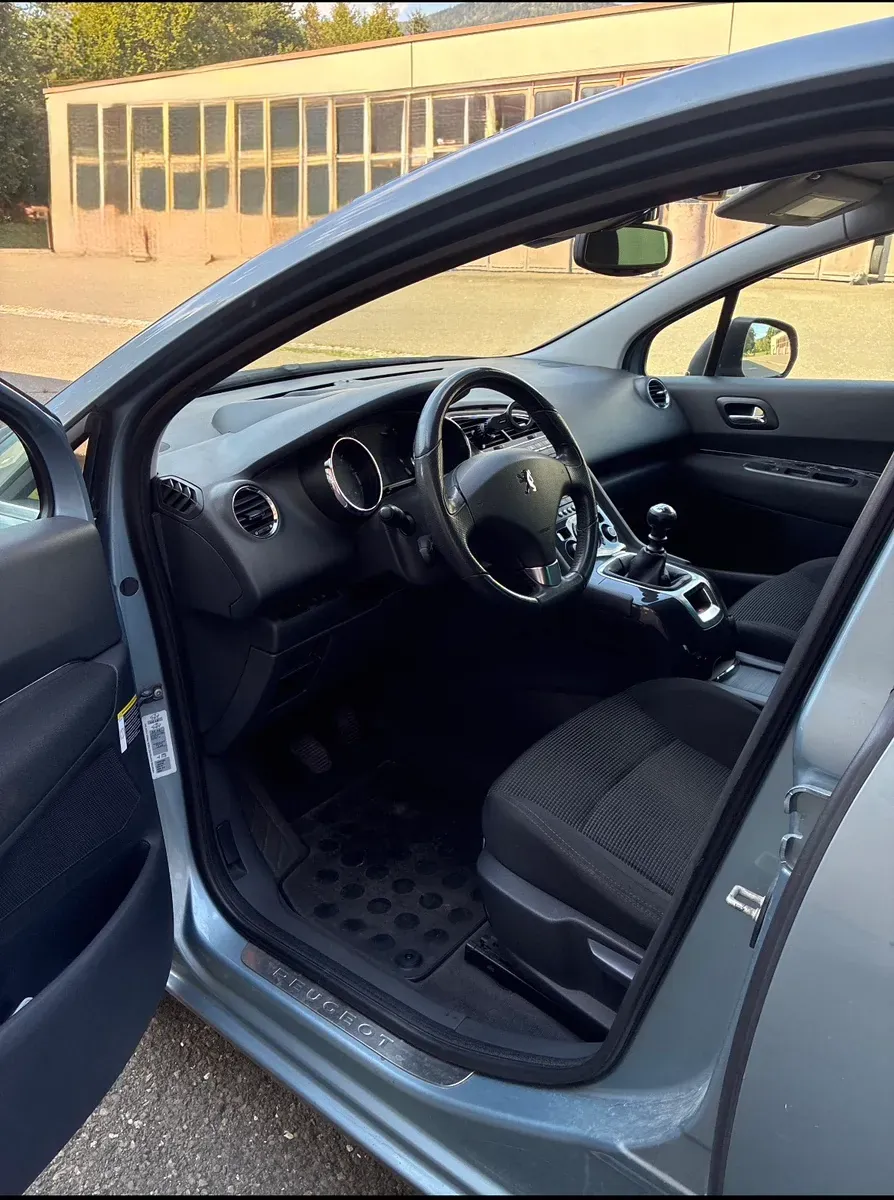 Peugeot 5008 2010 photo 3