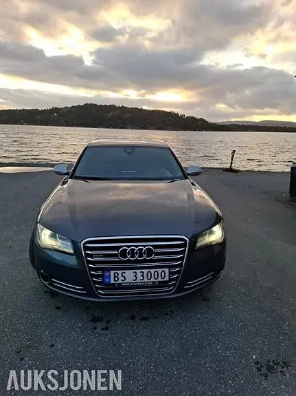 Audi A8 2011 photo 2