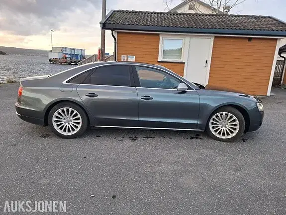 Audi A8 2011 photo 4